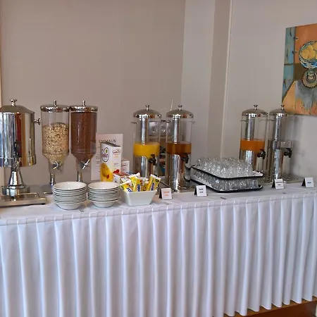 Hostal Emmaus Centre *